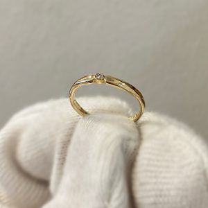 Handsmíðaður 14kt gullhringur með demant 0,02ct Tw/vs