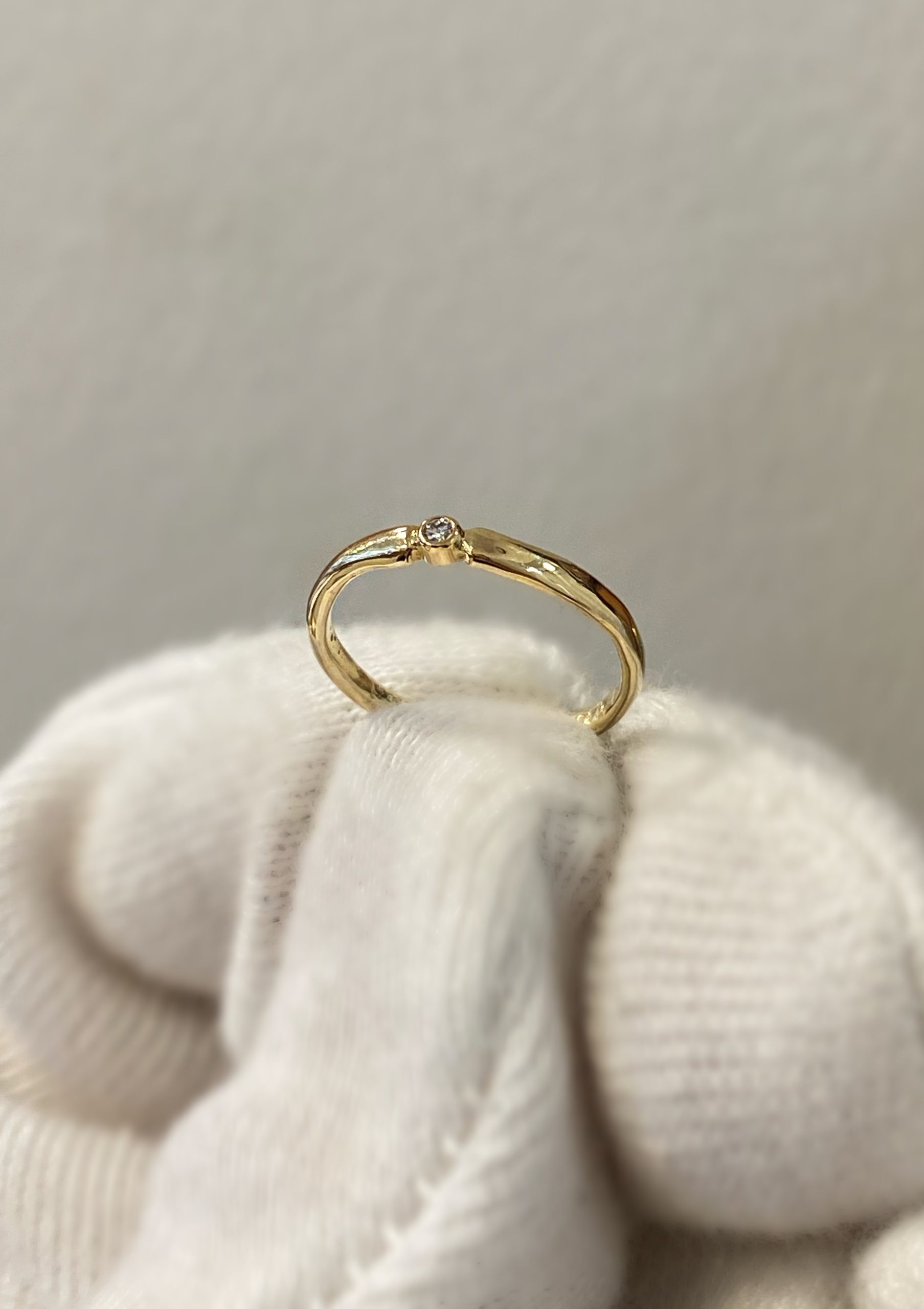 Handsmíðaður 14kt gullhringur með demant 0,02ct Tw/vs