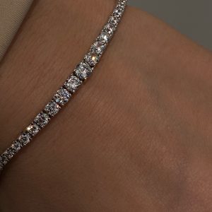 Rhodiumhúðað silfur tennisarmband með sirkoníu steinum